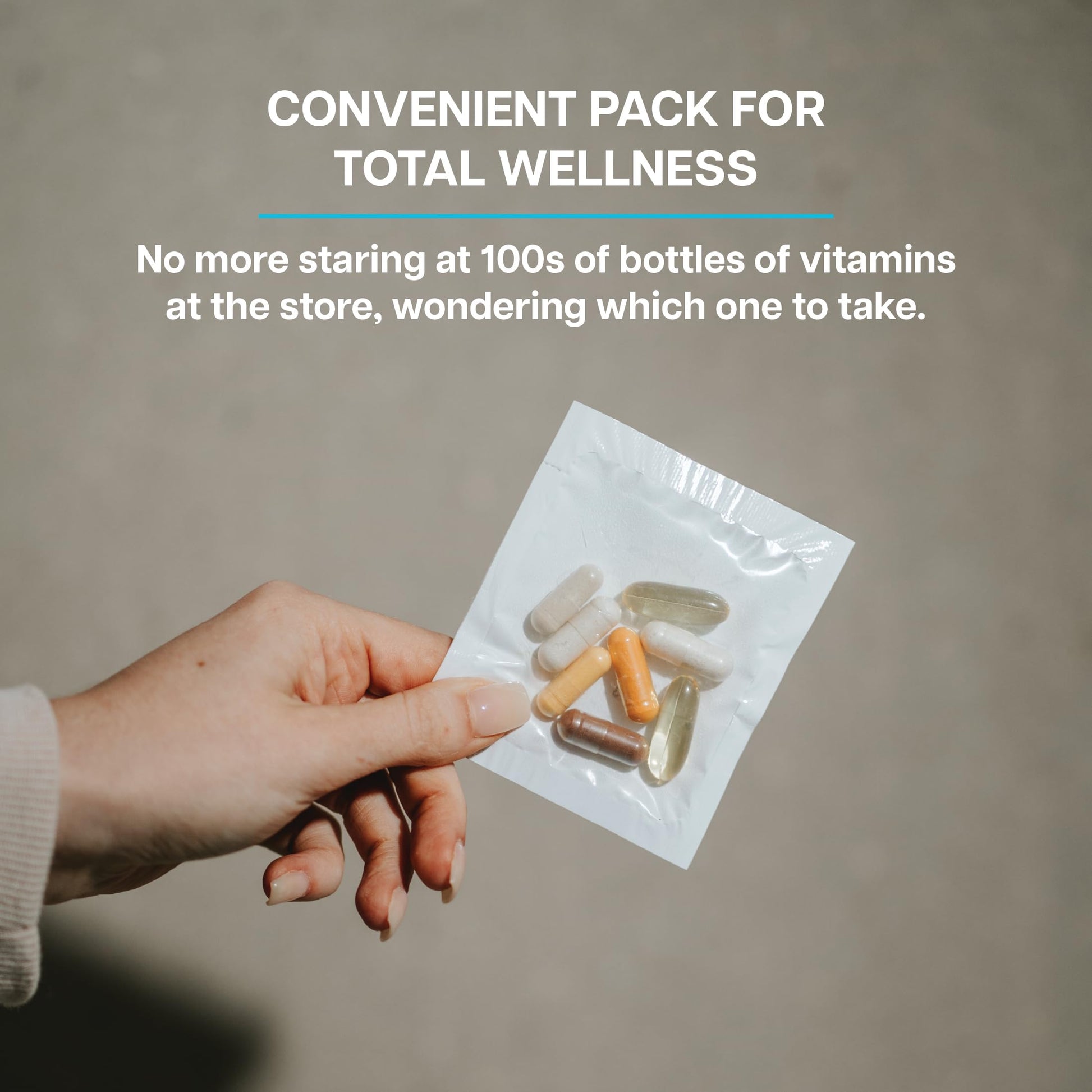 Mujer mostrando paquete de vitaminas para viajar Revive