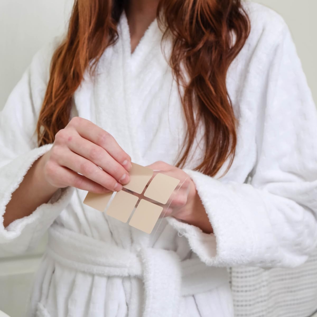 mujer sacando parches resaca Veru Wellness