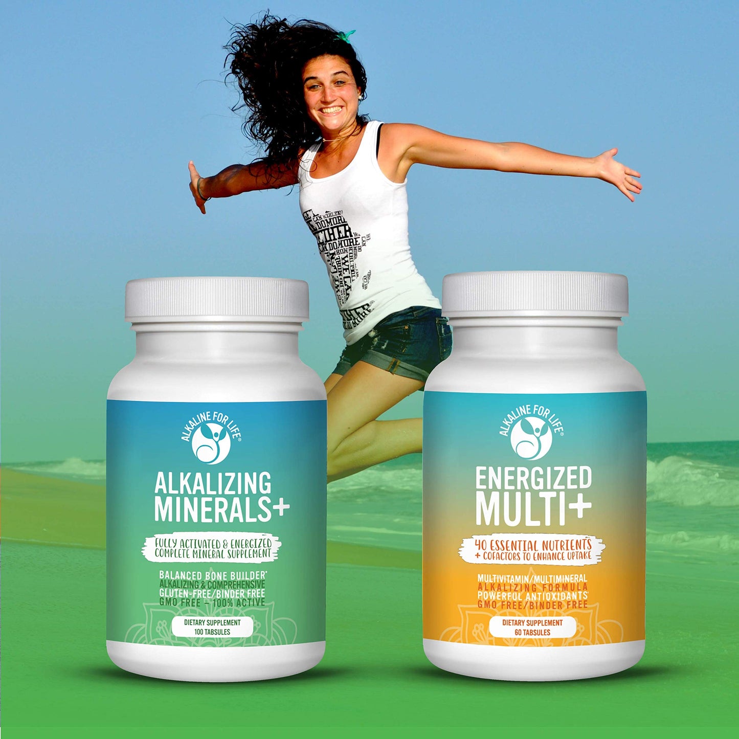 mujer saltando con botellas de minerales y vitaminas