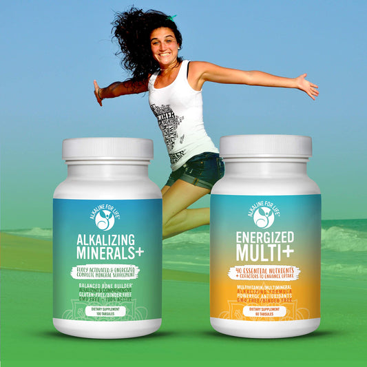 mujer saltando con botellas de minerales y vitaminas