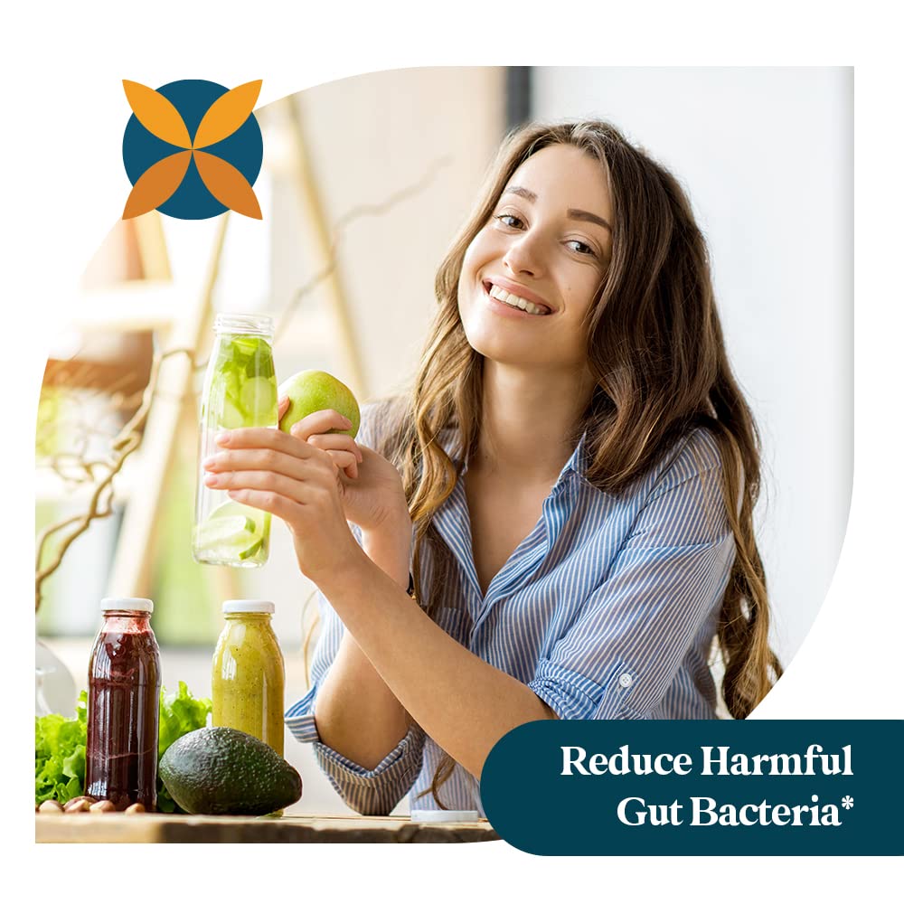 Mujer levantando bebidas saludables junto a suplementos