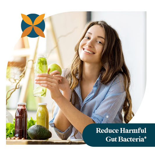 Mujer levantando bebidas saludables junto a suplementos