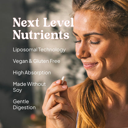 Mujer feliz disfrutando de un estilo de vida saludable con multivitaminas KAL.