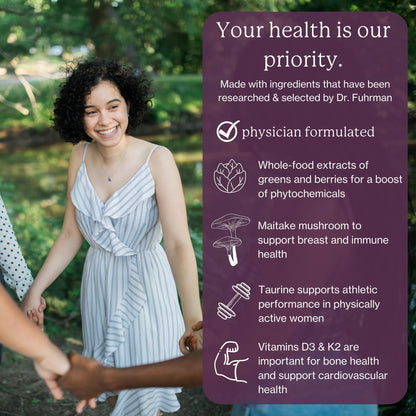 Mujer sonriendo con multivitamínico Dr. Fuhrman
