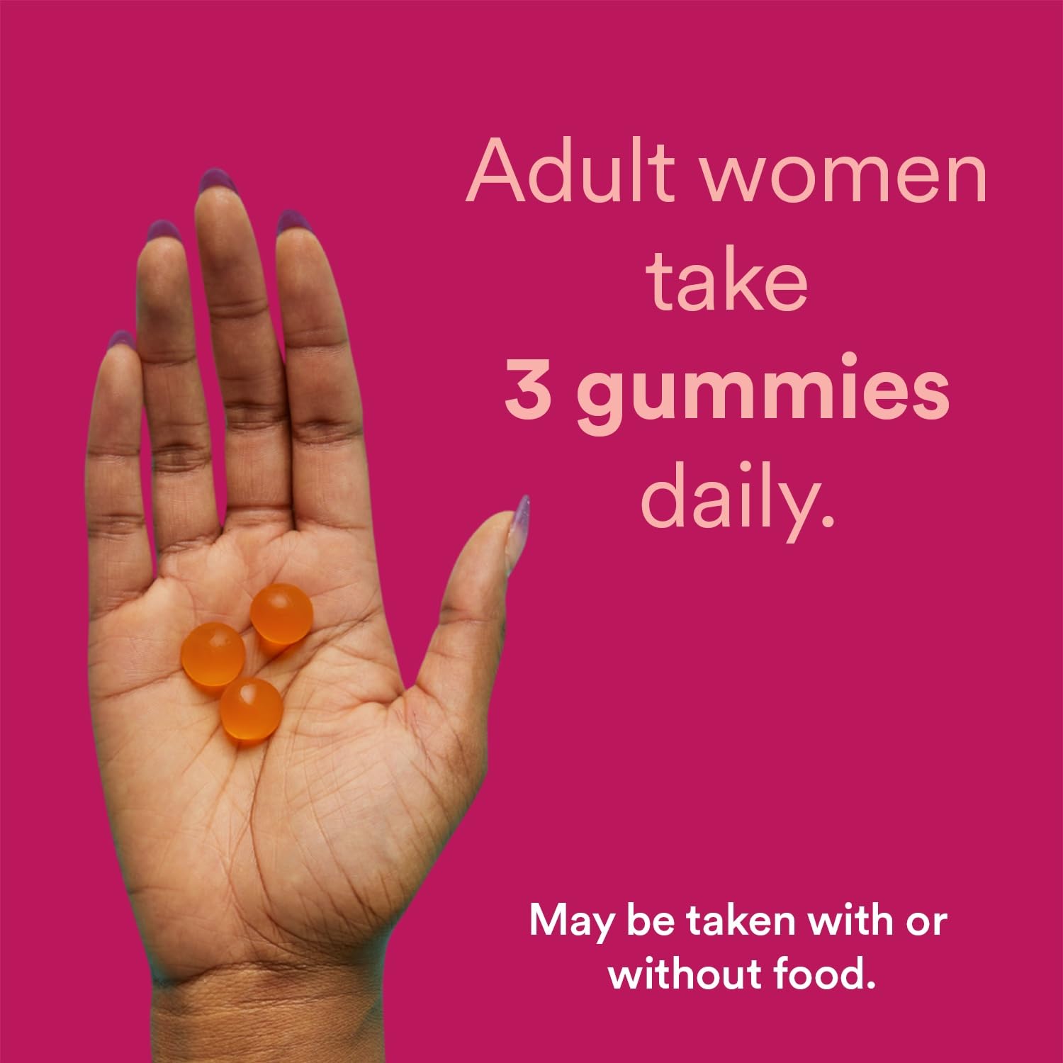 Mujer sosteniendo gomitas multivitamínicas de SmartyPants