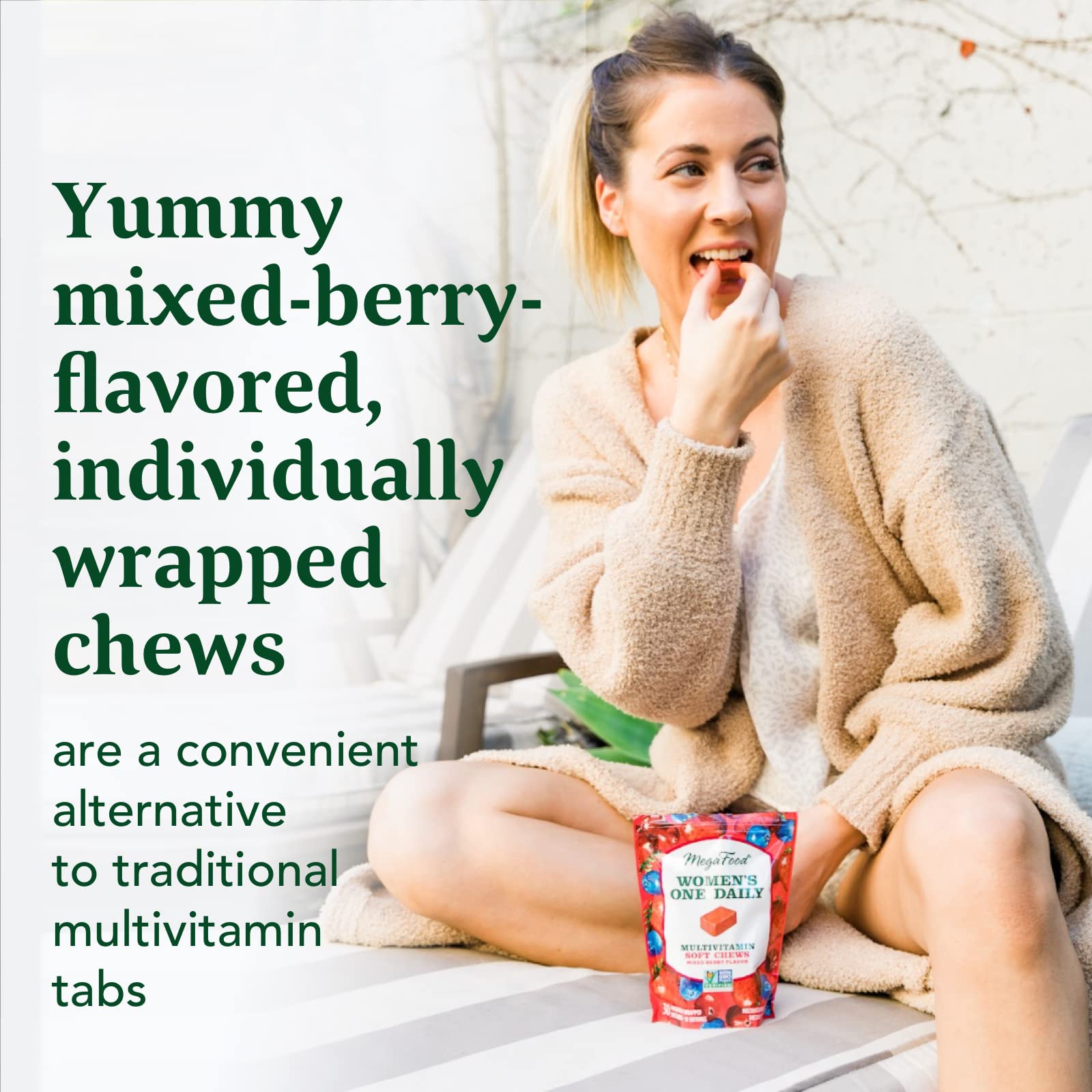 Mujer disfrutando suplemento multivitamínico MegaFood en casa