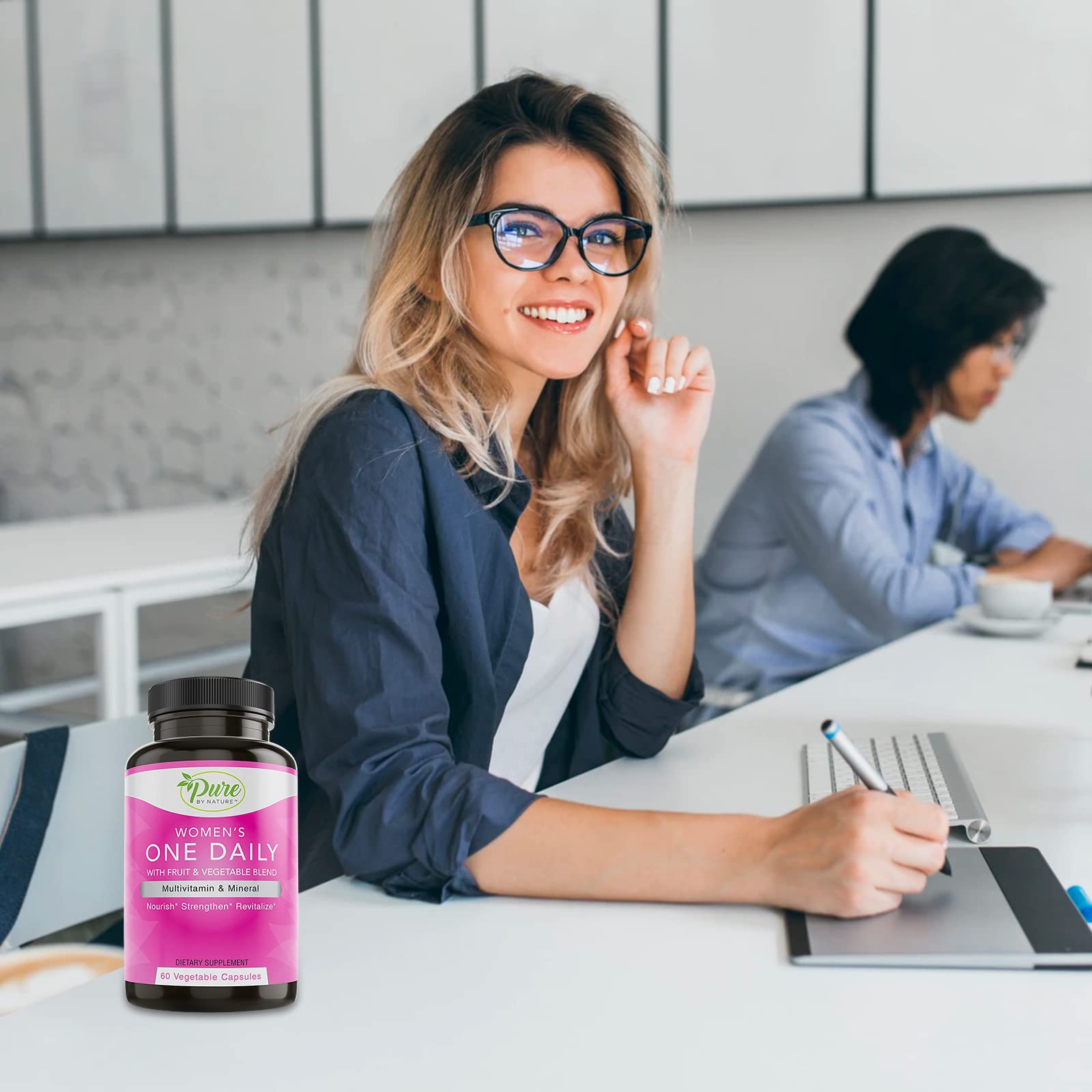 Mujer usando multivitamínico Pure By Nature