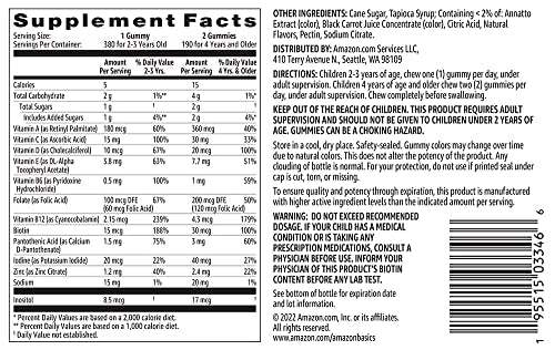 Multivitaminas Amazon Basics en mano mostrando gomitas