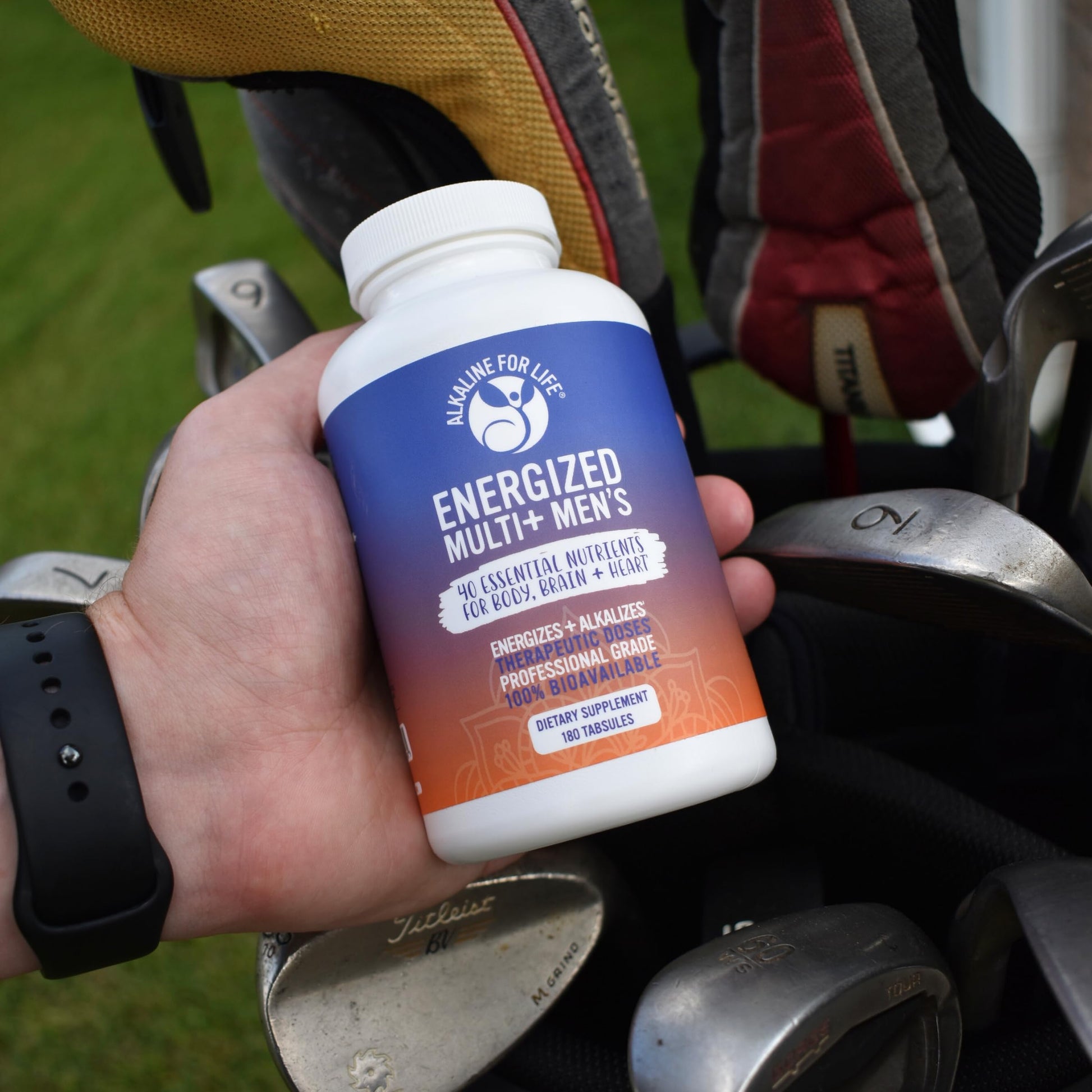 Multivitaminas Energized para hombres en una bolsa de golf