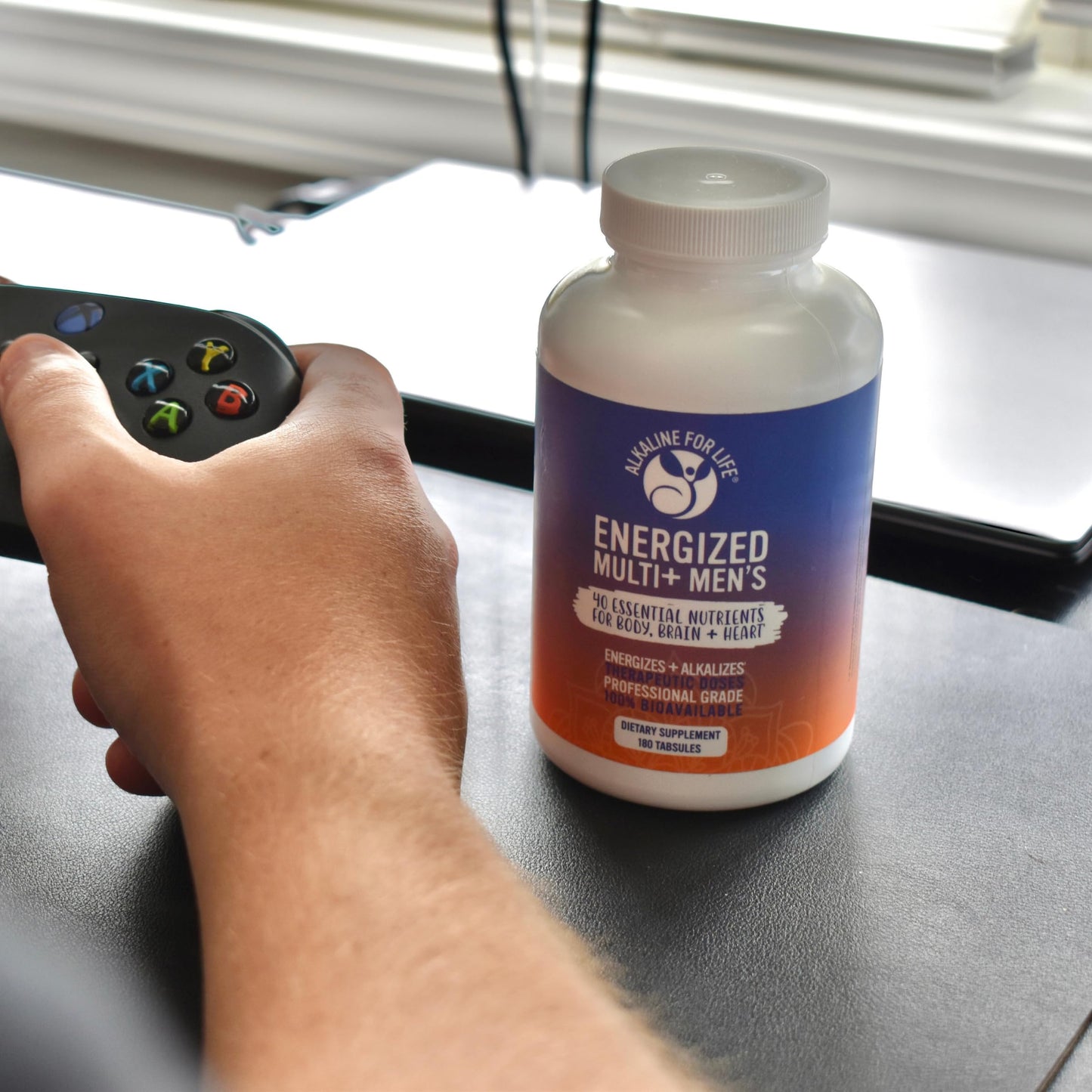 Multivitaminas Energized para hombres en el escritorio