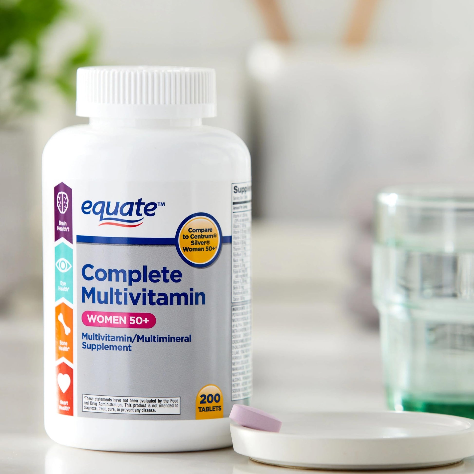 Multivitaminas Equate Mujeres 50+ en escenario de cocina