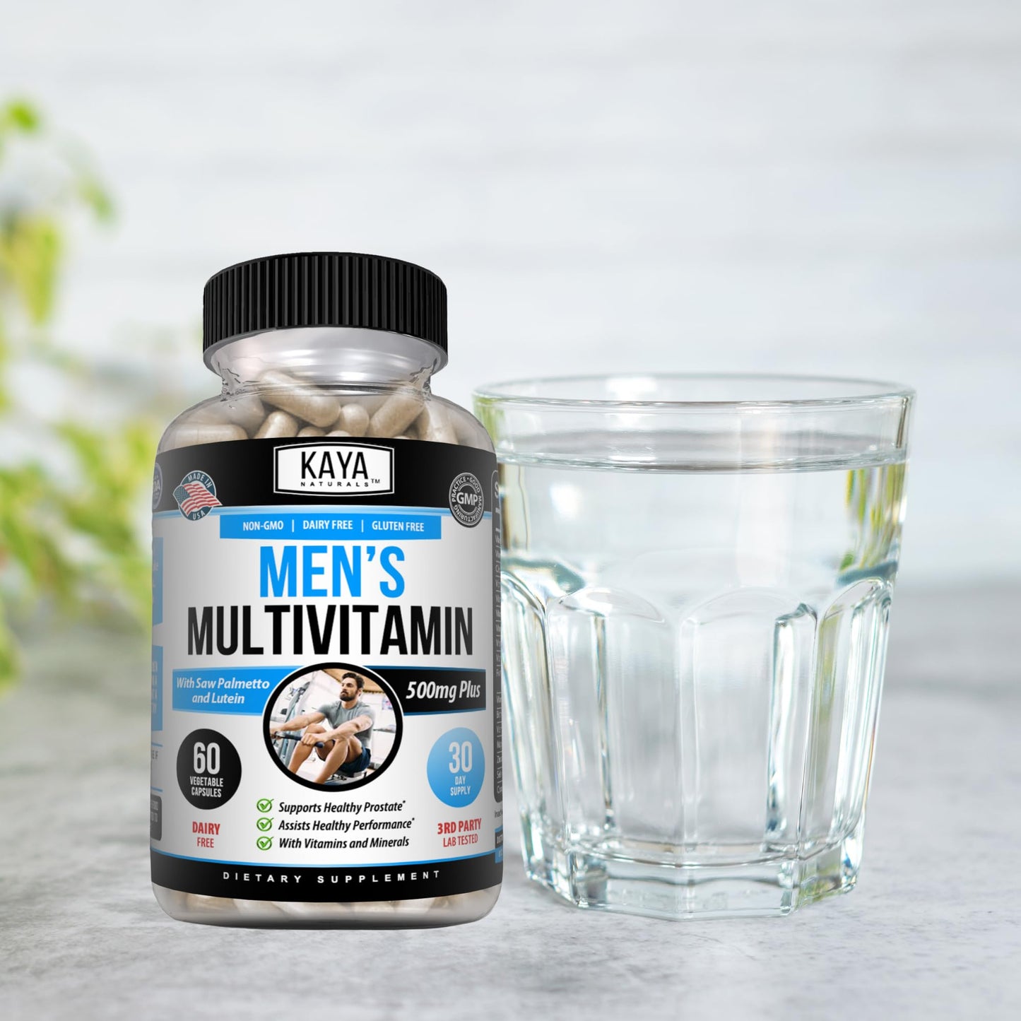 Multivitaminas para hombres con vaso de agua