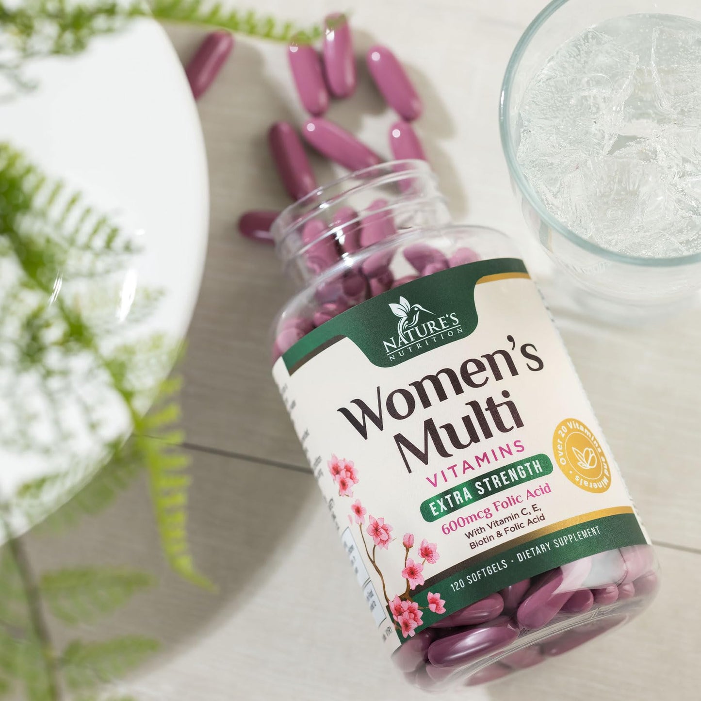 Multivitaminas para mujeres abiertas con cápsulas visibles