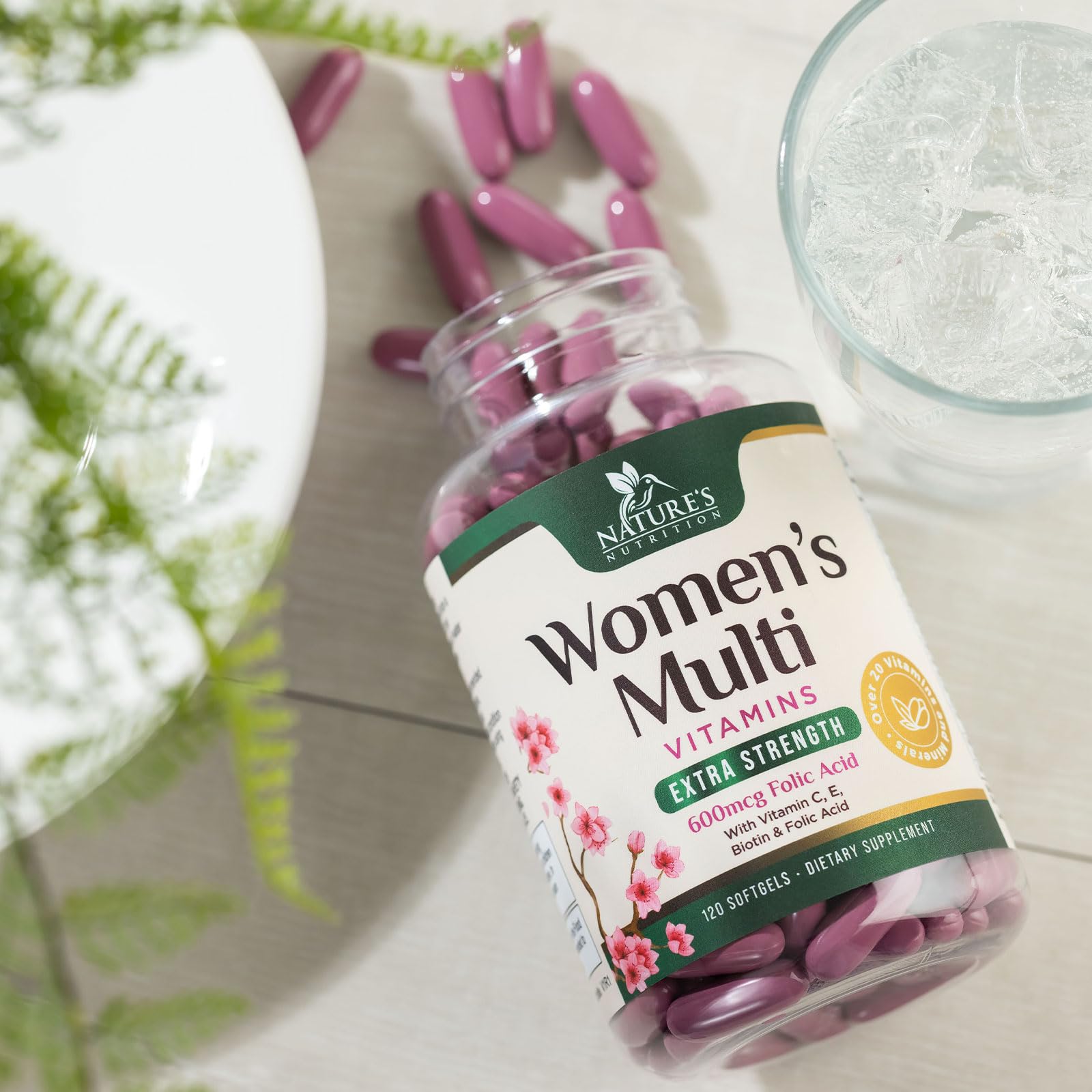 Multivitaminas para mujeres abiertas con cápsulas visibles