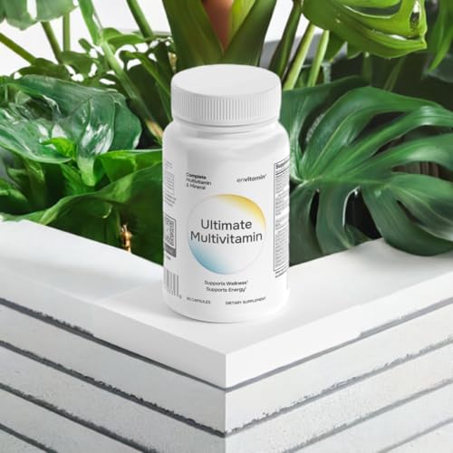 Botella de envitamin multivitamínico en entorno verde.