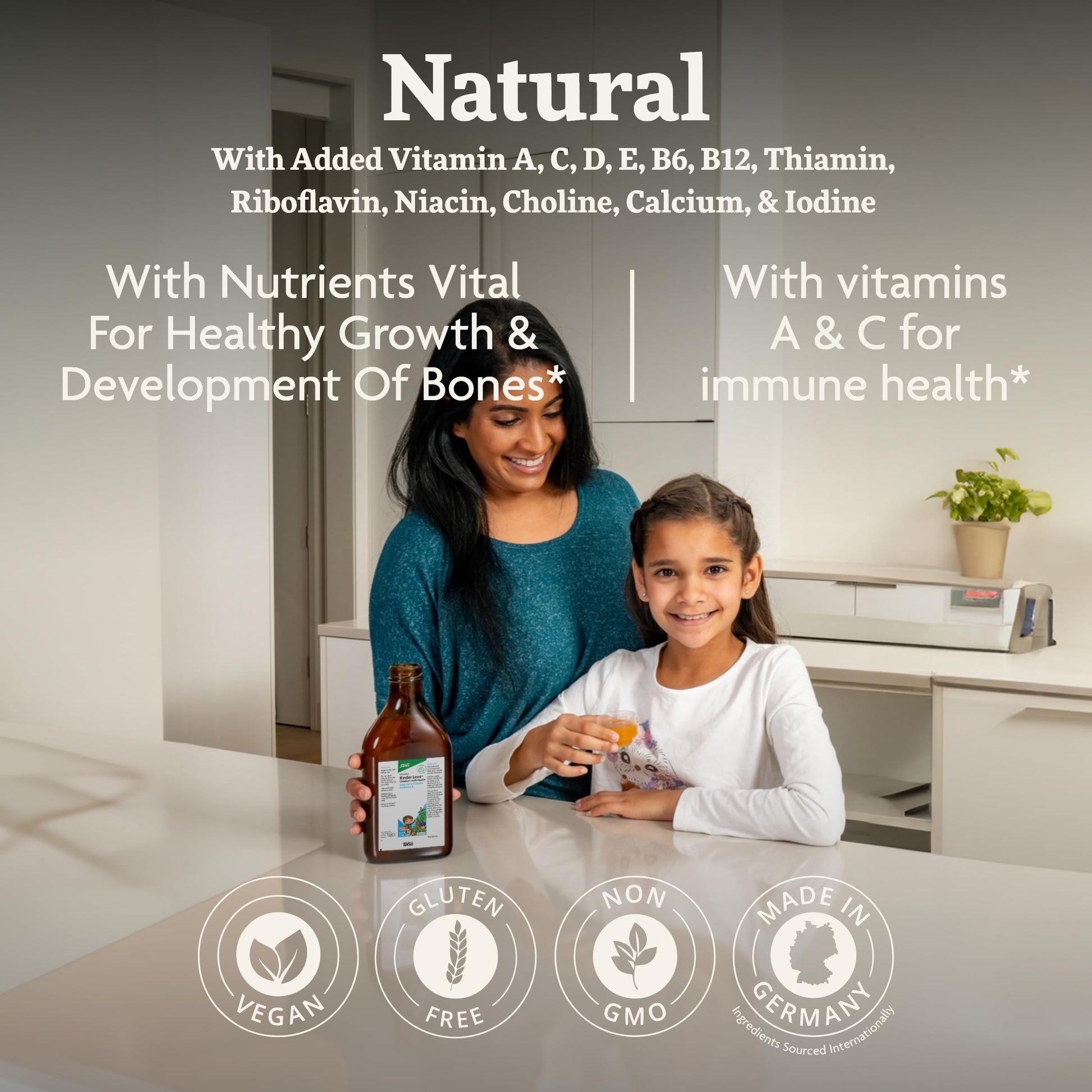 Multivitamínico líquido para niños en mesa con madre y niña