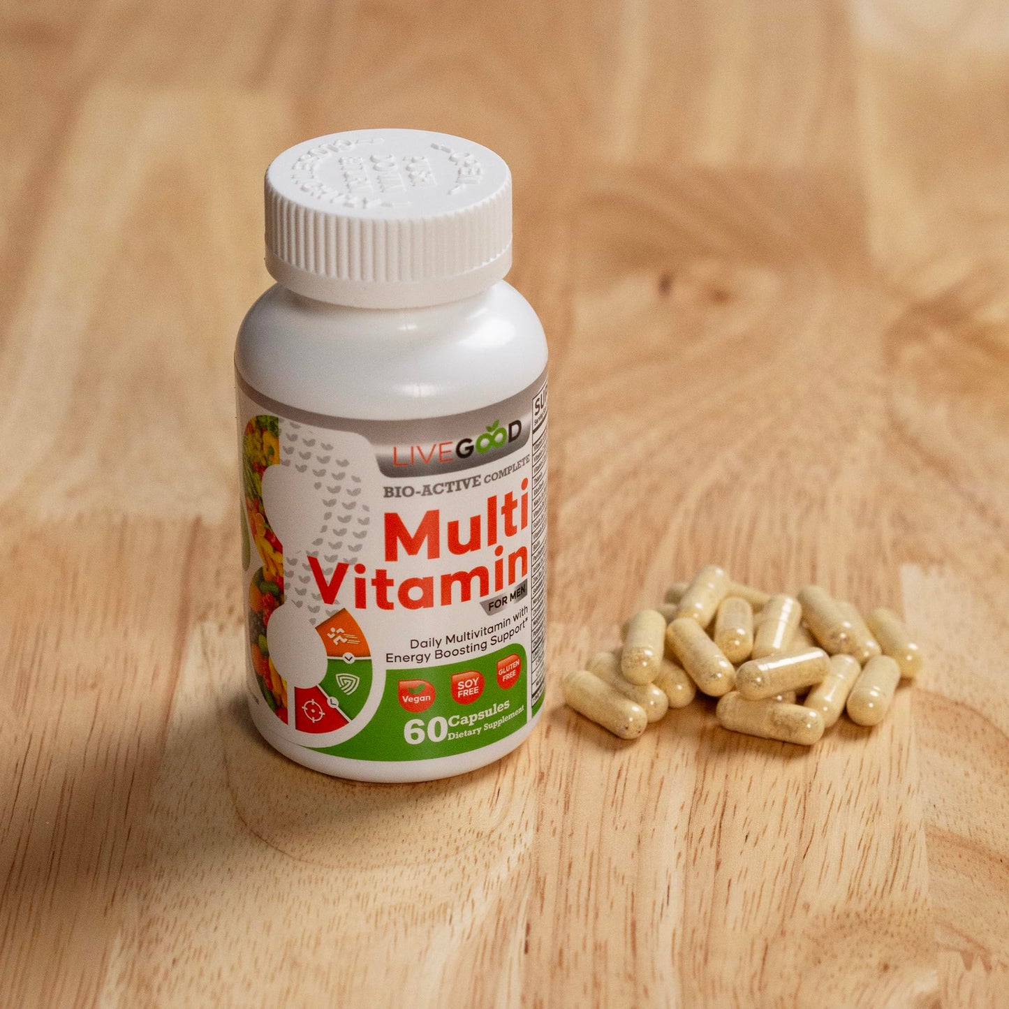 Botella de multivitamínico LiveGood y cápsulas en mesa de madera