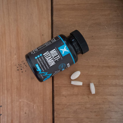 Multivitamínico Wilderness Athlete en mesa de madera