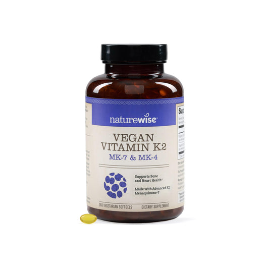 Botella de suplemento Vitamina K2 NatureWise con cápsulas blandas