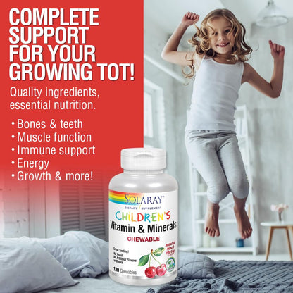 niña saltando alegre junto a vitaminas solaray