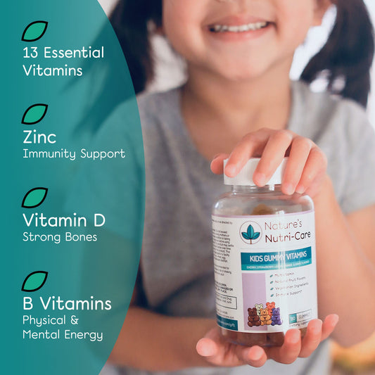 Niña sosteniendo frasco de vitaminas en goma para niños