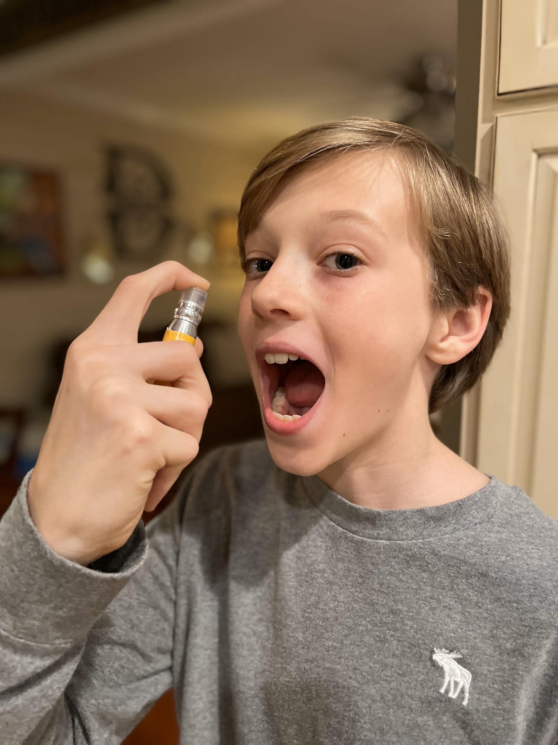 Niño aplicando Spectraspray multivitamínico