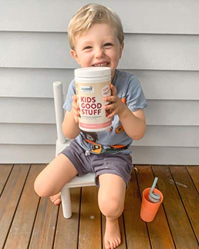 Niño disfrutando batido Nuzest de fresa, apoyando el crecimiento