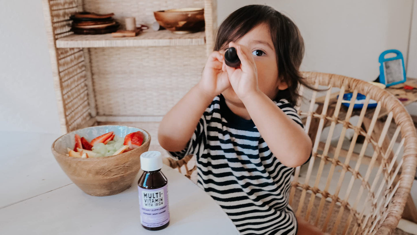 Niño disfrutando NovaFerrum Yum multivitamina durante la comida