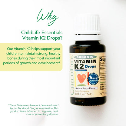 Niño feliz con suplementos de vitamina K2 para salud ósea.