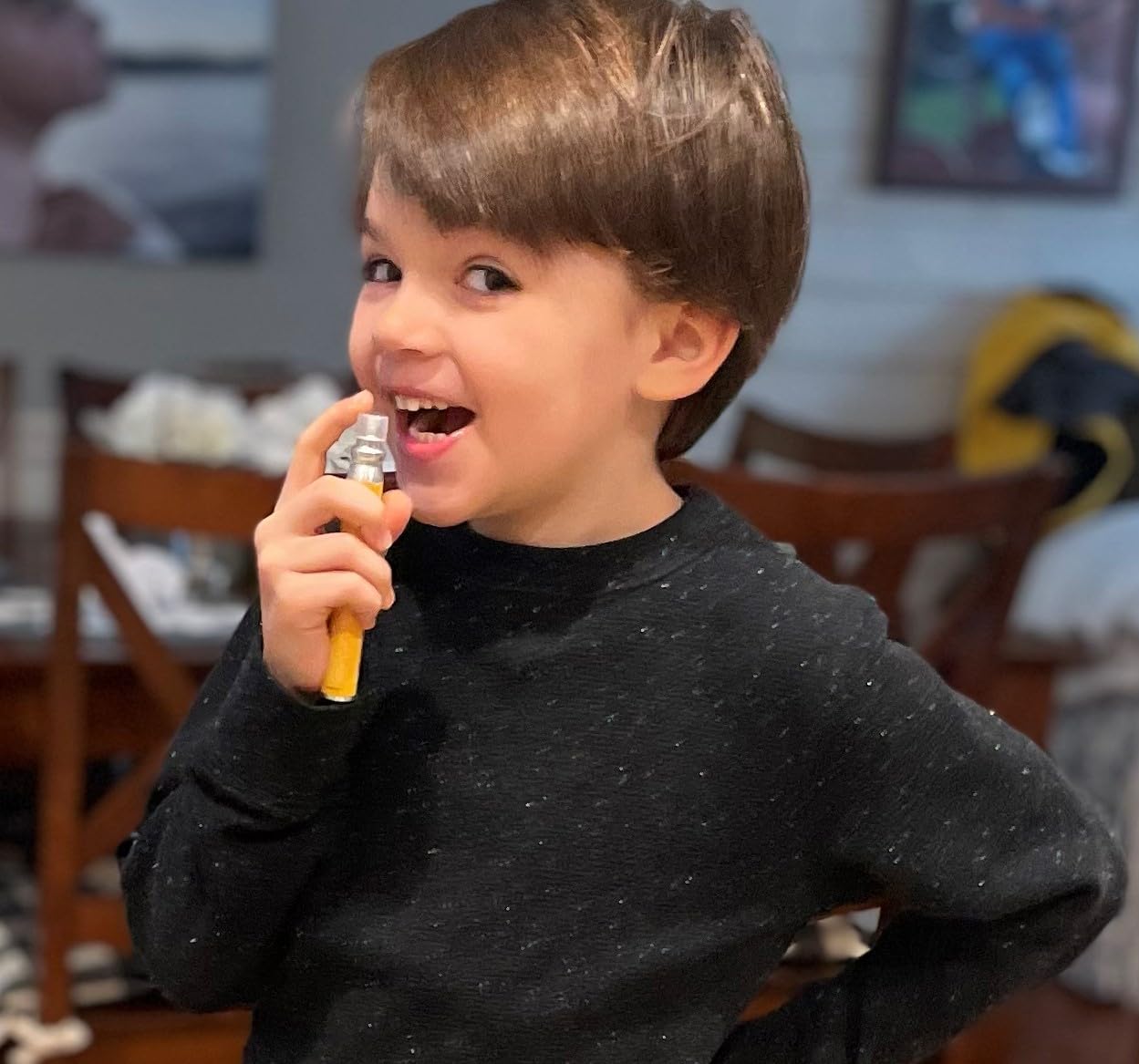 Niño usando Spectraspray spray oral