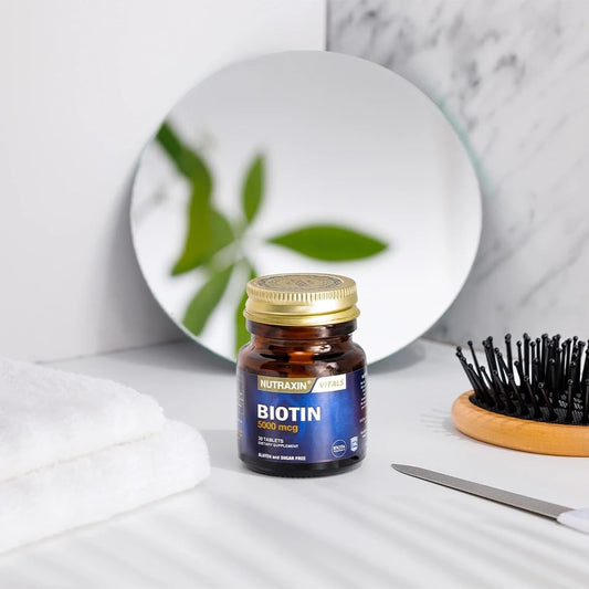Frasco de Nutraxin Vitals Biotina 30 tabletas para belleza y bienestar