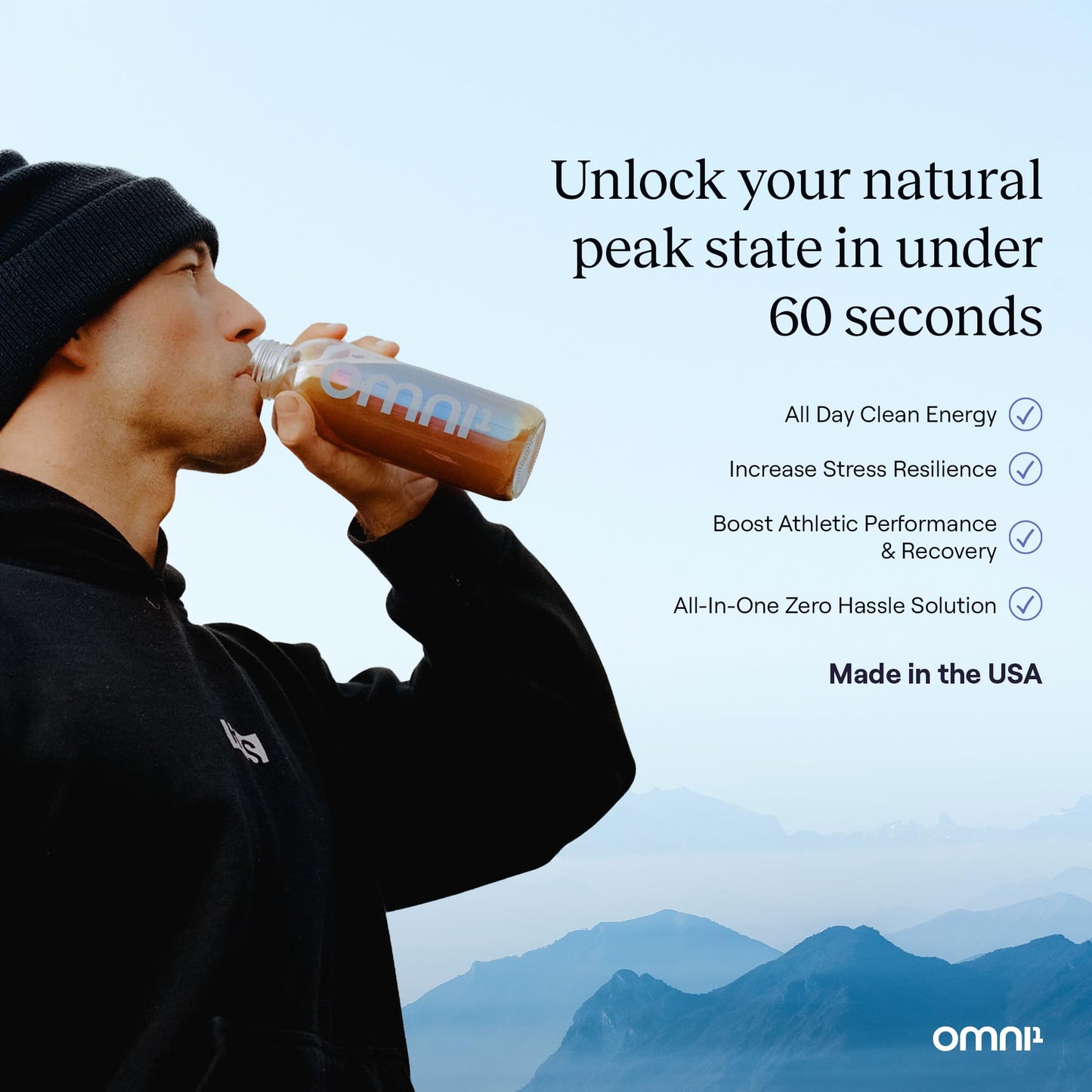 Hombre disfrutando de bebida con suplemento OMNI1 para bienestar
