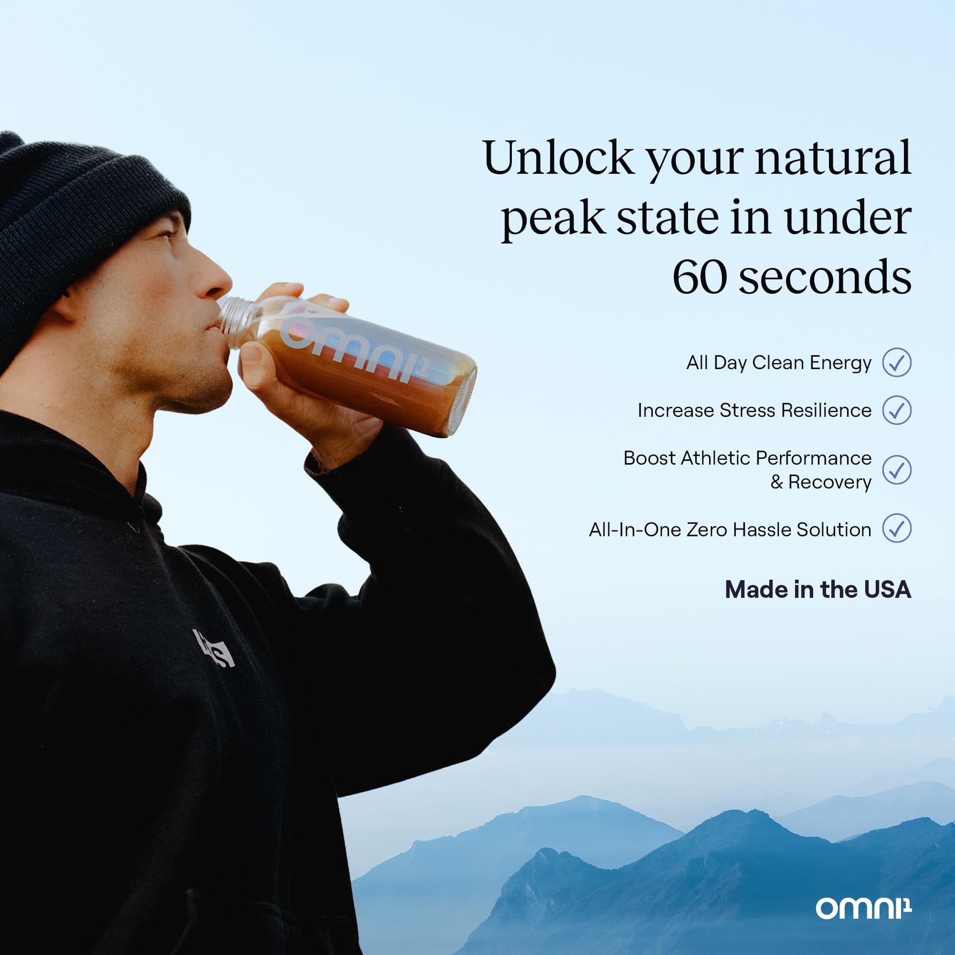 Hombre disfrutando de bebida con suplemento OMNI1 para bienestar