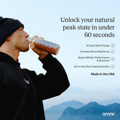 Hombre disfrutando de bebida con suplemento OMNI1 para bienestar
