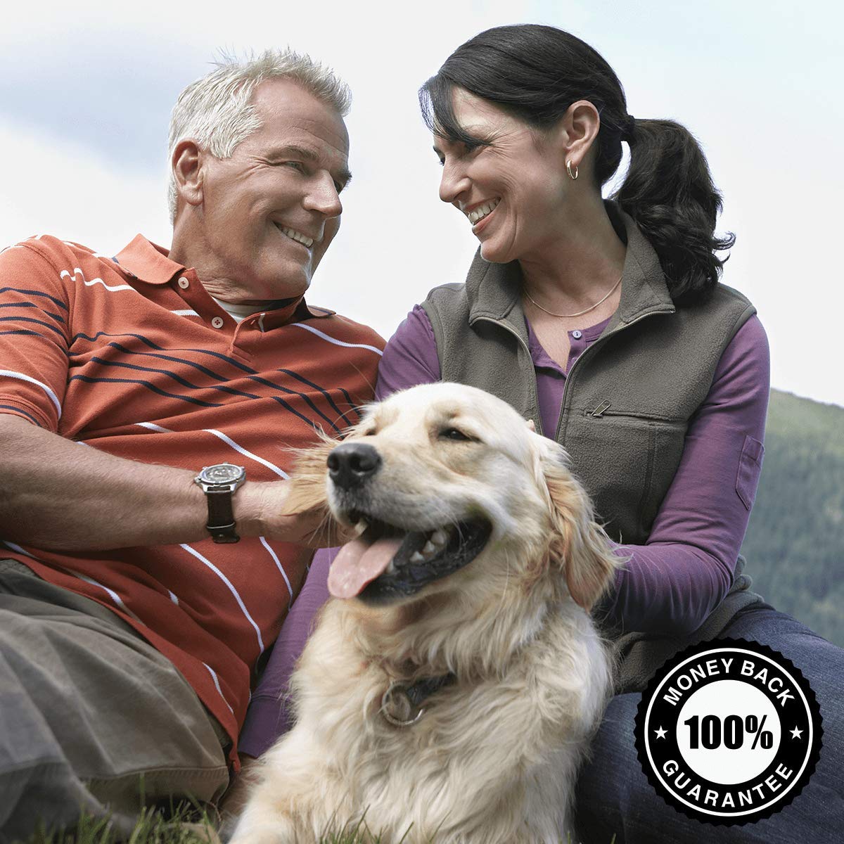 Pareja feliz con perro al aire libre
