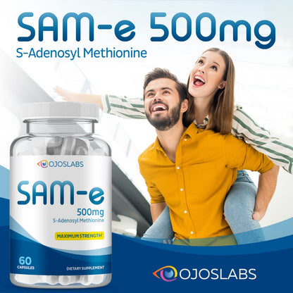 Pareja feliz sosteniendo suplemento SAM-e 500mg OjosLabs