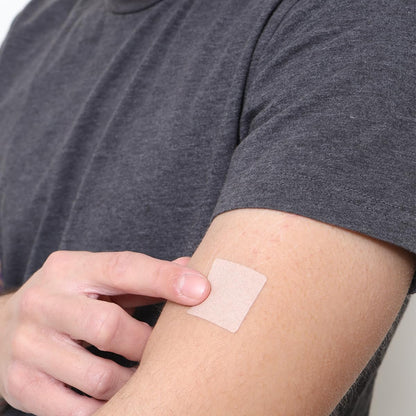 persona aplicando parche resaca en brazo
