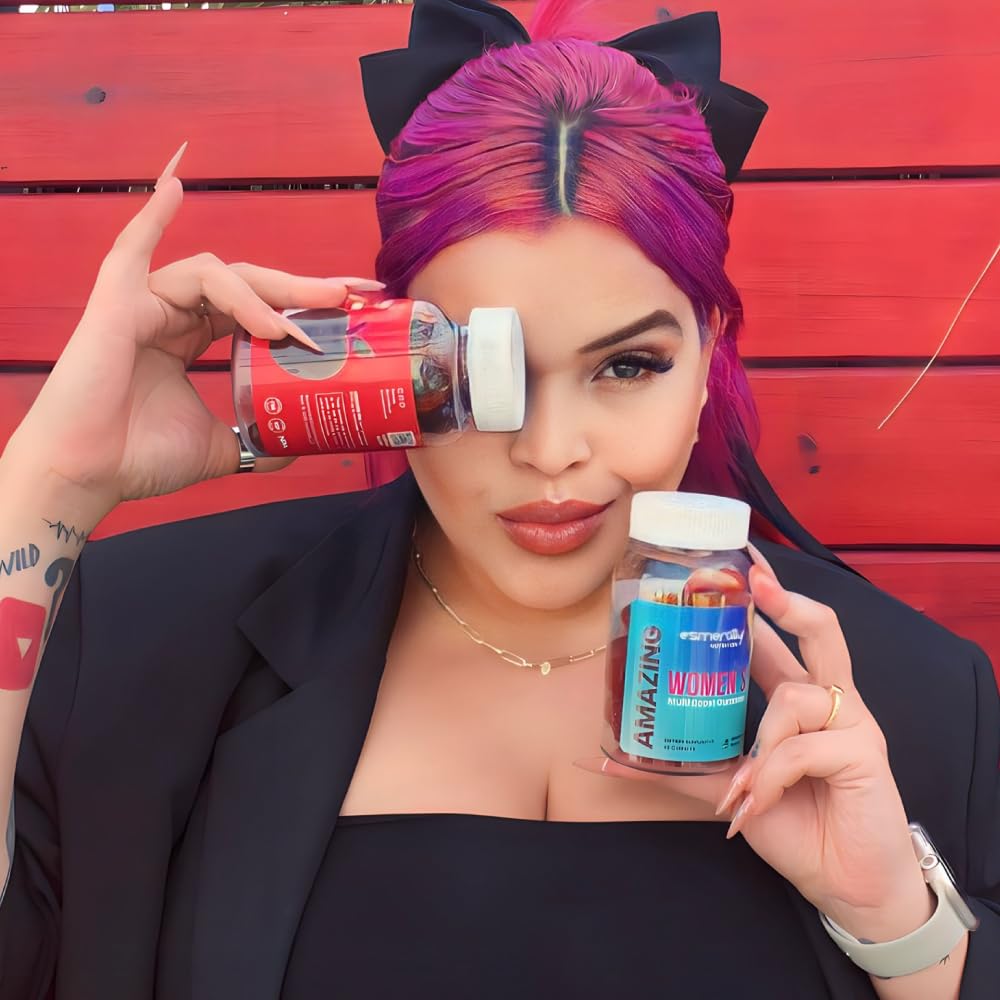 Persona mostrando gomas de vinagre de manzana y multivitaminas.