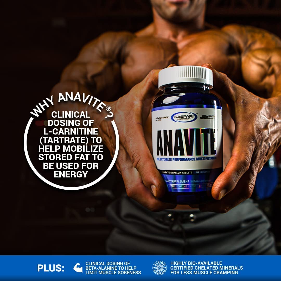 Persona mostrando Gaspari Anavite, suplemento multivitamínico.