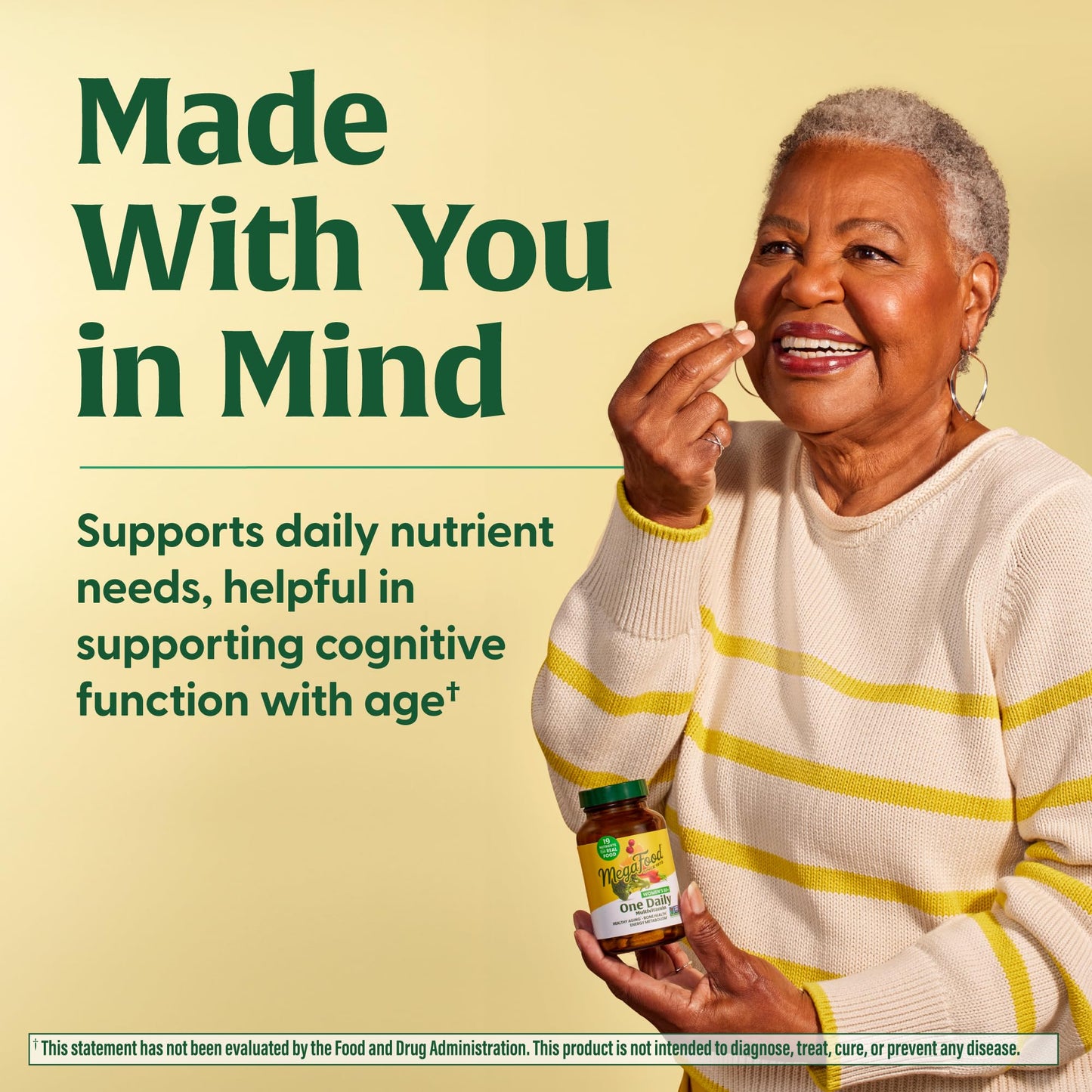 Persona sosteniendo MegaFood Women's 55+ multivitaminas.