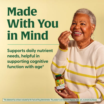 Persona sosteniendo MegaFood Women's 55+ multivitaminas.