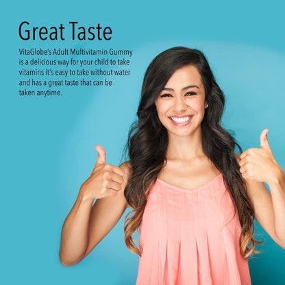 Persona feliz tomando gominolas multivitamínicas VITA GLOBE con sabor delicioso.