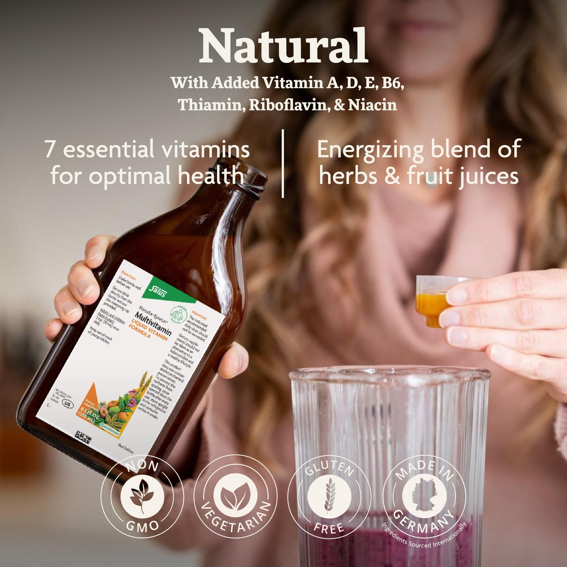 Persona vertiendo multivitaminas líquidas en un vaso