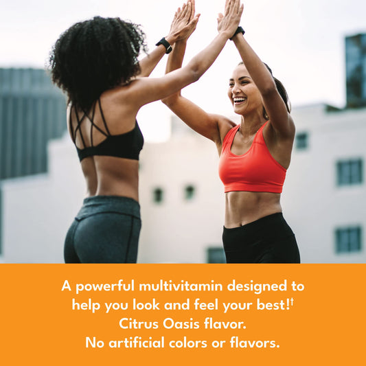 Personas practicando deporte en imagen relacionada al multivitamínico.