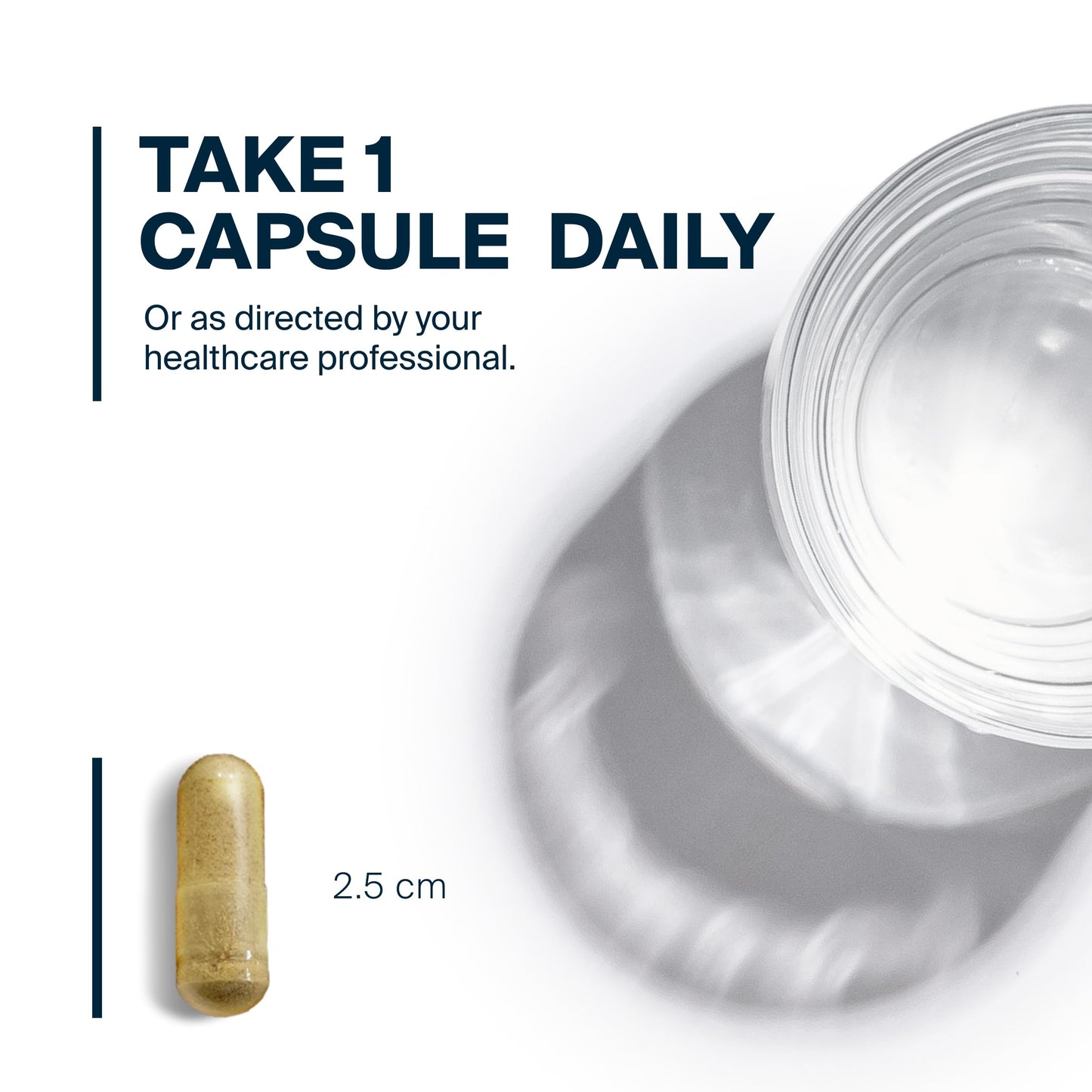 Peso de cápsula de multivitamínico Vital Nutrients junto a un vaso de agua.