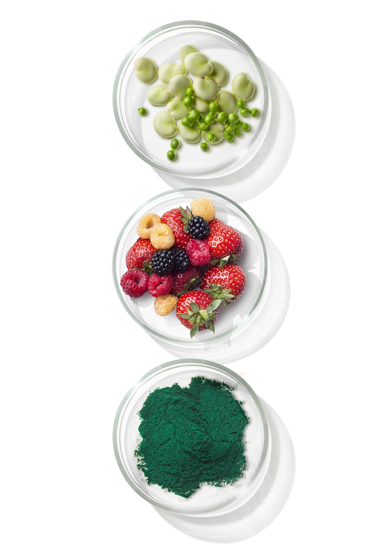 platos con verduras, frutas y polvo verde