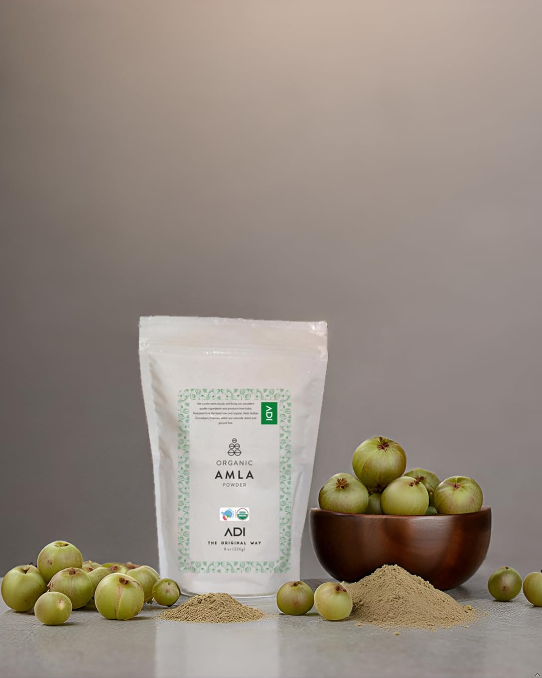 Polvo orgánico Amla ADI en recipiente blanco