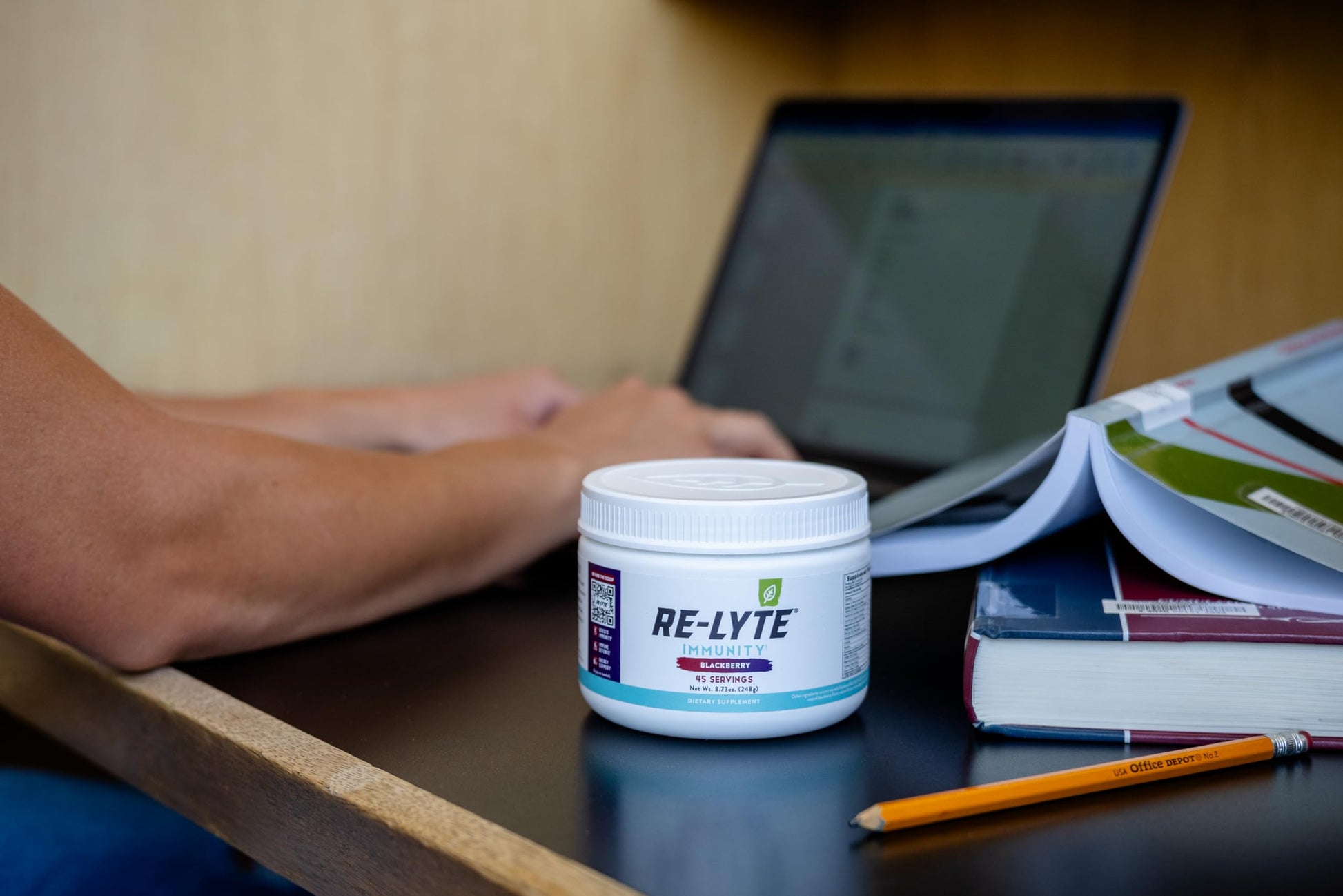 Re-Lyte Immunity junto a teclado y libros