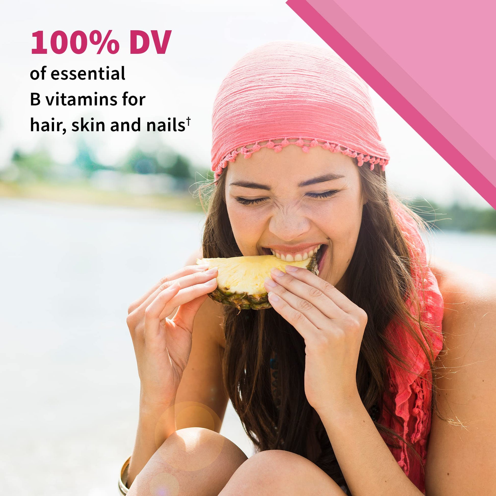 Mujer saludable mordiendo piña con texto sobre vitaminas B para cabello