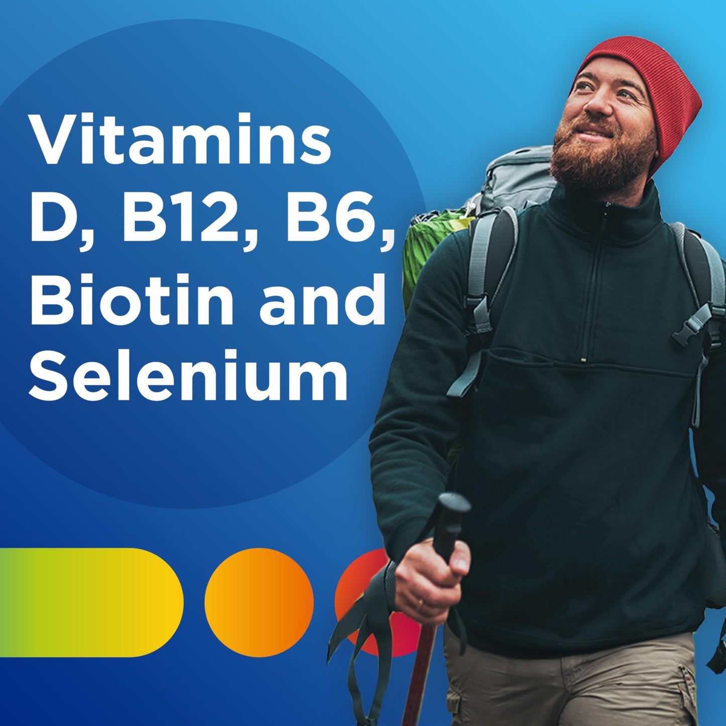 Hombre de senderismo mostrando multivitaminas Centrum con vitaminas D, B12, B6, y selenio.